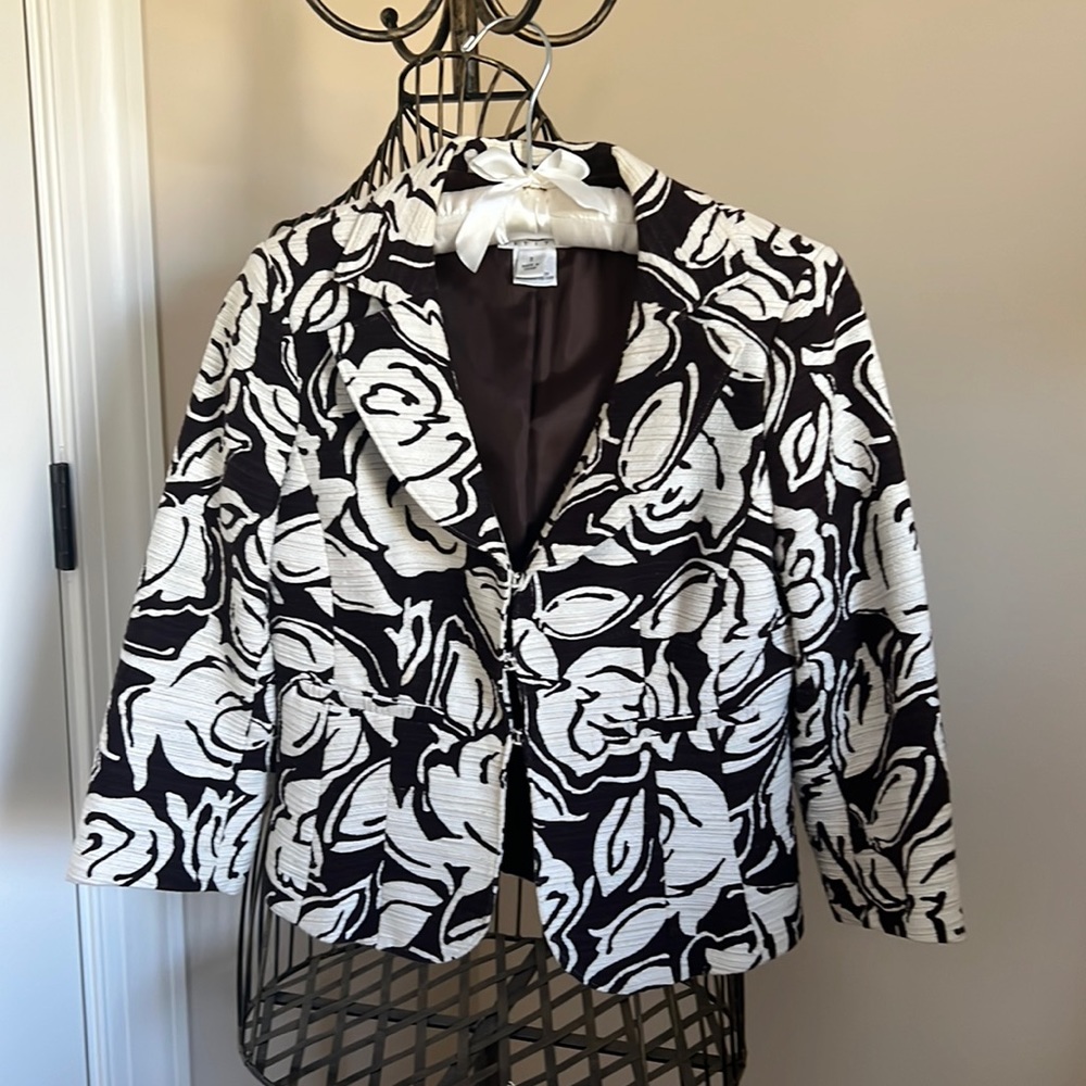 Crop sleeve trendy blazer.